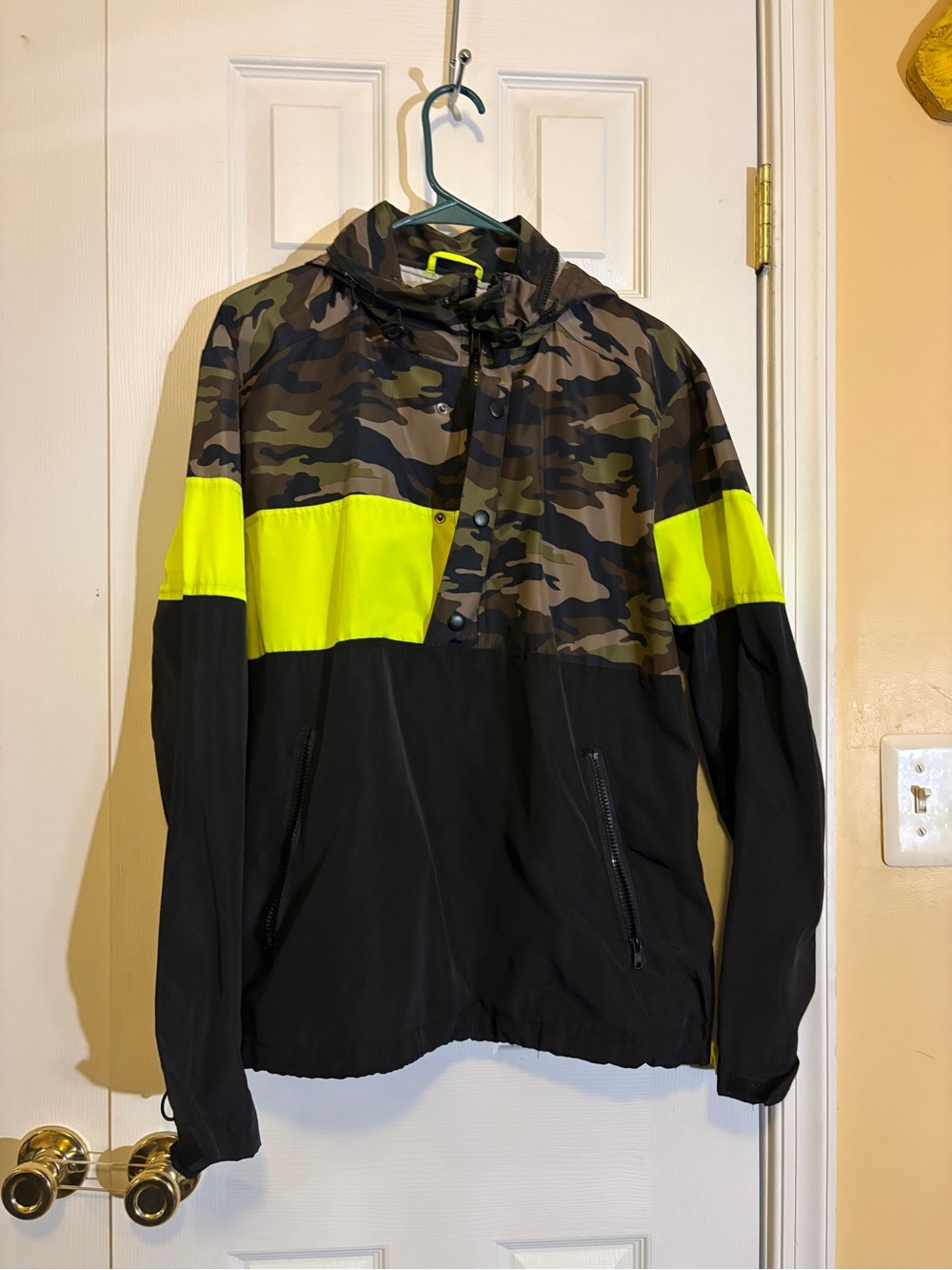 Rue21 Camo Neon Colorblock Windbreaker Jacket Men’s Medium Hooded Zip Coat